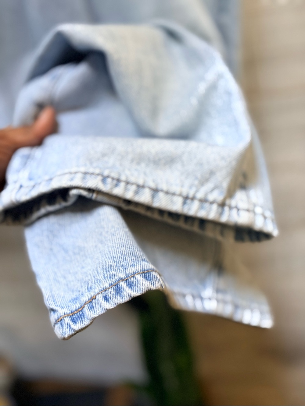 Levi's | Cinch Barrel-Leg Light Wash High-Rise Denim Jeans - Women's 33x31 - Picture 8 of 13